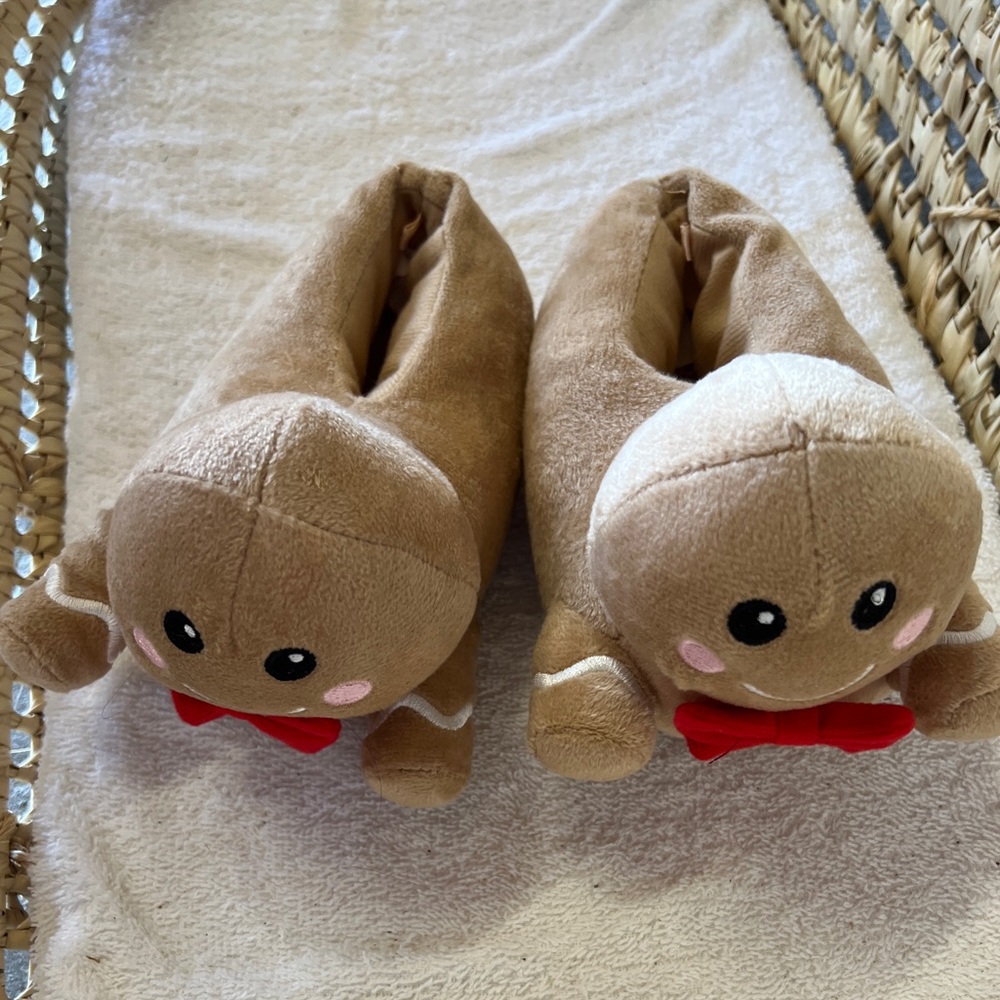 🦌⚠️3 FOR $10 SALE⚠️🦌 Gymboree Gingerbread Man Plush Slippers for baby - Picture 2 of 2